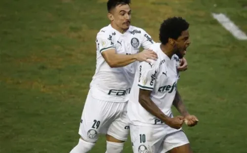 Willian Bigode e Luiz Adriano comemoram gol do Palmeiras. Foto: Getty Images
