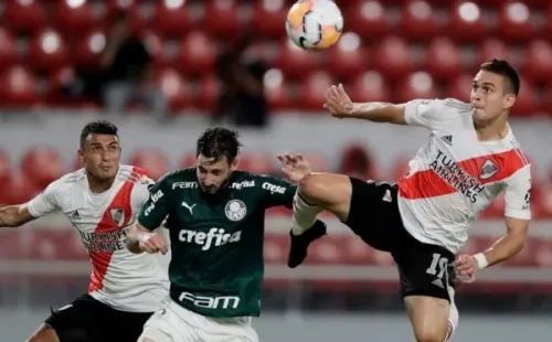 Disputa entre jogadores do Palmeiras e do River Plate pela Libertadores. Foto: Getty Images