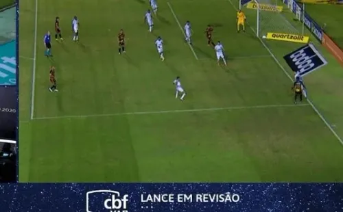Lance em Sport x Palmeiras que rendeu confusão em campo e nas redes sociais (Foto: Reprodução/Premiere FC)