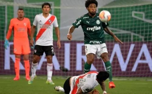 Muitos torcedores consideraram a arbitragem do jogo entre Palmeiras e River Plate como “polêmica” – Foto: Getty Images