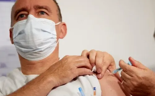 Homem é vacinado contra o coronavírus. Foto: Getty Images