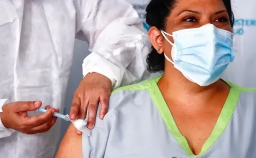 Mulher argentina é vacinada contra a Covid-19. Foto: Getty Images