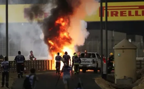 Acidente fez carro de Grosjean pegar fogo – Foto: Getty Images
