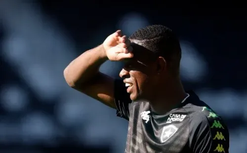 Zagueiro foi cortado do jogo contra o Palmeiras e pode sair mais cedo do Botafogo (Foto: Vitor Silva/Botafogo)