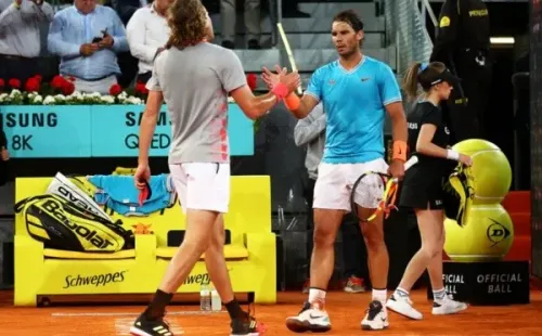 Tsitsipas e Nadal em jogo pelo Madrid Open. Foto: Getty Images