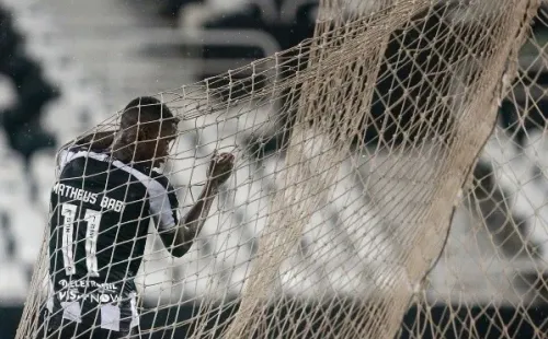 Matheus Babi lamenta gol perdido em derrota para o Sport que culminou no rebaixamento do Botafogo (Foto: Vítor Silva/Botafogo)