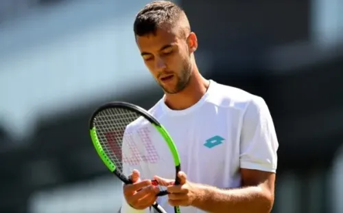 Laslo Djere ajeita a raquete. Foto: Getty Images