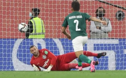 Weverton voa para fazer defesa na derrota contra o Tigres pelo Mundial (Foto: César Greco / Ag. Palmeiras)