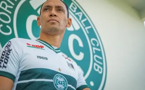 Centroavante de 40 anos só tem um gol com a camisa do Coxa (Foto: Divulgação/Coritiba)