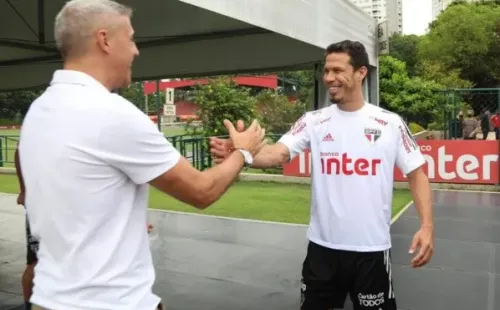 Hernanes foi um dos cumprimentados pessoalmente pelo novo técnico do São Paulo antes de coletiva (Foto: Rubens Chiri/SPFC)