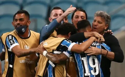 Renato Gaúcho abraça jogadores do Grêmio. Foto: Getty Images