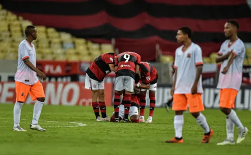 Jogadores do Flamengo se abraçam após gol contra o Nova Iguaçu. Foto: AGIF