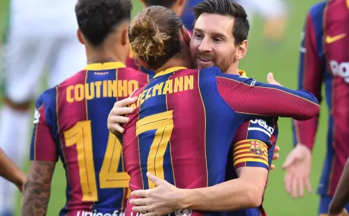 Messi e Griezmann, do Barcelona, comemoram gol abraçados. Foto: Getty Images