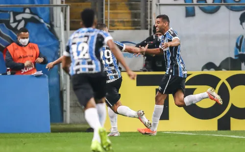 Isaque já marcou gol decisivo em Grenal e tem aval de Enderson para reforçar o Fortaleza (Foto:Pedro H. Tesch/AGIF)