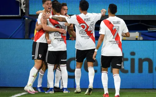 Jogadores do River Plate abraçados após gol contra o Boca. Foto: Getty Images