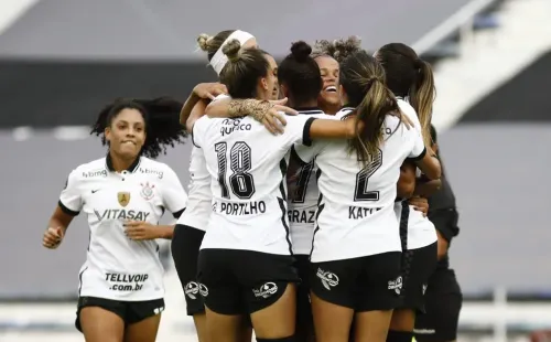 Meninas do Corinthians comemorando gol na Libertadores Feminina. (Foto: Getty Images)