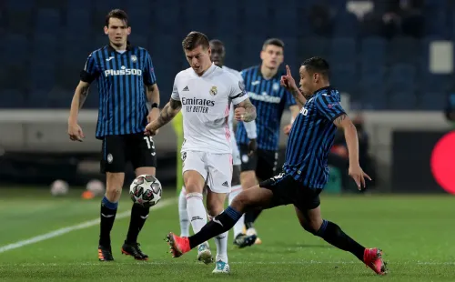 Toni Kroos, do Real Madrid, cercado por jogadores do Atalanta. Foto: Getty Images