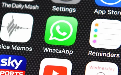 Tela de celular com o WhatsApp instalado. Foto: Getty Images