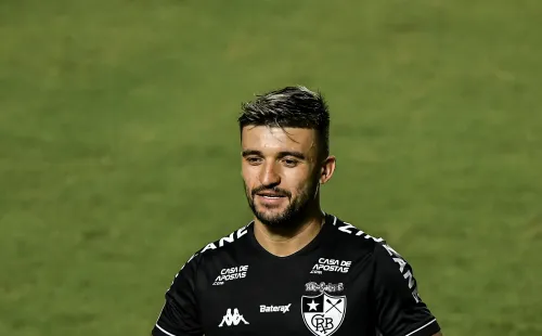 Victor Luís é reserva no Palmeiras após retornar de empréstimo do Botafogo (Foto: Thiago Ribeiro/AGIF)