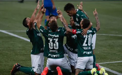 Palmeiras comemorando gol pelo Paulistão. (Foto: AGIF)