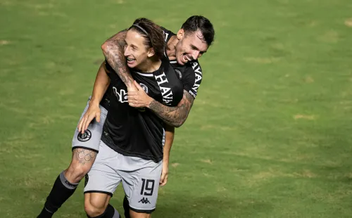 Galarza e Zeca estarão em campo no clássico contra o Fluminense pelo Carioca (Foto: Jorge Rodrigues/AGIF)