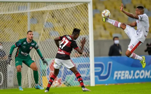 Jogador do Bangu tenta dominar a bola contra o Flamengo. Foto: AGIF