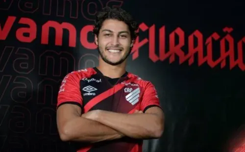 Marcinho anunciado pelo Athletico-PR. (Foto: Fabio Wosniak/athletico.com.br)