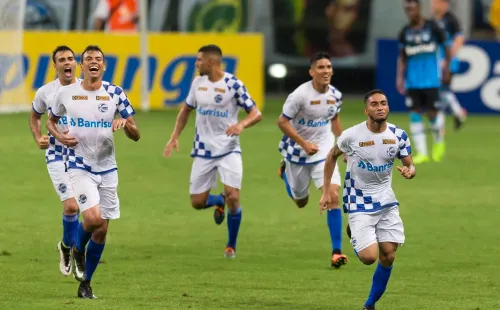 Jogadores do São José comemoram gol. Foto: AGIF