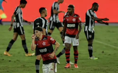 Flamengo em campo pelo Cariocão. (Foto: AGIF)