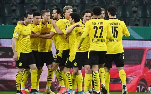 Borussia Dortmund comemorando gol em campo. (Foto: Getty Images)