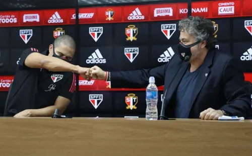 Alex cumprimenta Casares em apresentação oficial no São Paulo (Foto: Site Oficial/São Paulo FC)