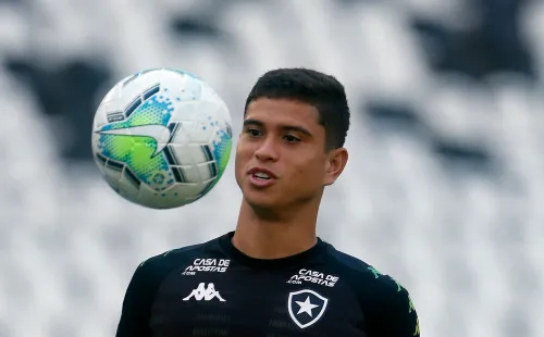 Kevin é um dos jogadores do Botafogo que estão à procura de propostas para deixar o clube (Foto: Vitor Silva/Botafogo)