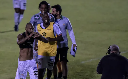 Chay comemora golaço de empate da Portuguesa com o Botafogo (Foto: Thiago Ribeiro/AGIF)