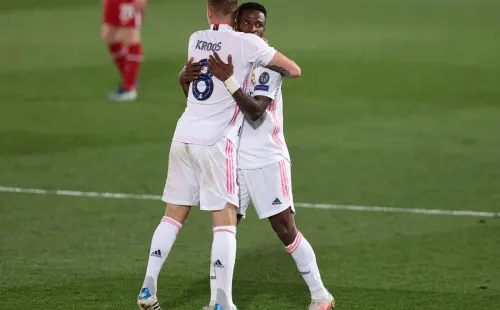 Toni Kroos e Vinícius Júnior comemoram gol do Real Madrid abraçados. Foto: Getty Images