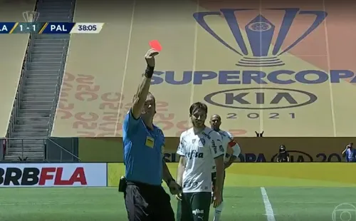 Vuaden mostra cartão vermelho para o treinador do Palmeiras. (Foto: Reprodução TV)