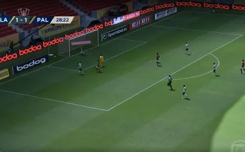 Diego salva o Flamengo. (Foto: Reprodução TV)