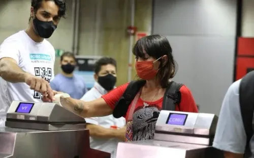 Funcionários ajudando os usuários nas estações. (Foto: Divulgação Governo do Estado de São Paulo)