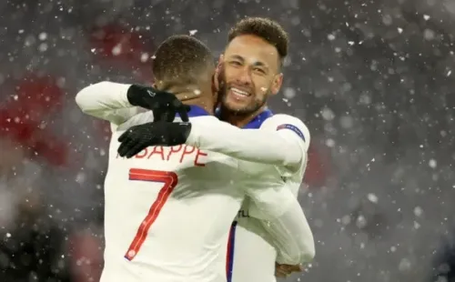 Neymar e Mbappé comemoram gol do PSG abraçados. Foto: Getty Images