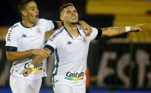 Navarro (à dir) tem contrato expirando no Botafogo em dezembro e tem clube europeu no seu encalço (Foto: Vitor Silva/Botafogo)