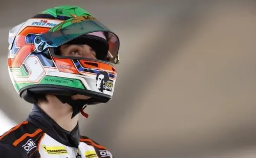 Ricardo Gracia vai correr a temporada com um selo no capacete em homenagem ao tricampeão (Foto: Rios Comunicação / Divulgação)