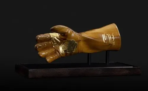 “Luva Senna Victory” , do artista plástico Cainã Gartner (Foto: Senna Brands/Divulgação)