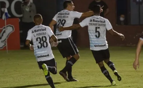 Diego Souza comemorando gol na partida contra o CAXIAS. (Foto: AGIF)