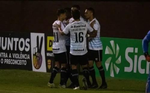 Grêmio comemorando gol pelo Gauchão. (Foto: AGIF)