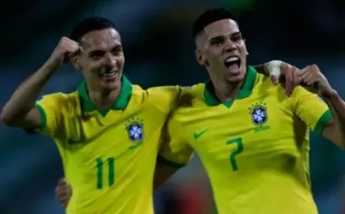 Antony e Paulinho em campo pela seleção brasileira olímpica. (Foto: Getty Images)