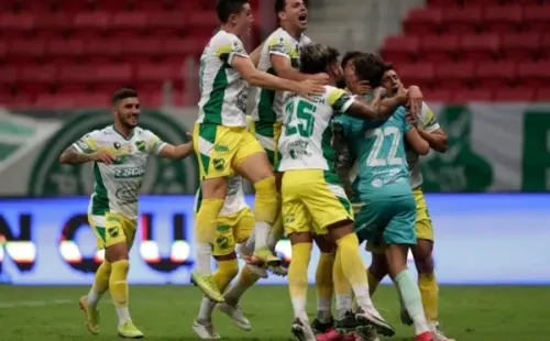 Jogadores do Defensa y Justicia abraçados. Foto: Getty Images