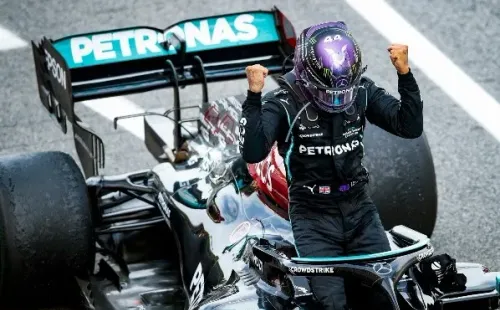 Lewis Hamilton comemorando vitória no GP da Espanha nesta temporada. (Foto: Getty Images)