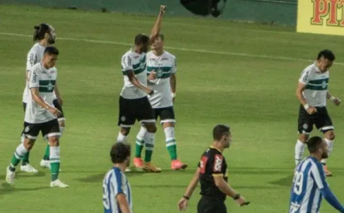 Waguininho comemora gol na estreia do Coxa na Série B (Foto: Robson Mafra/AGIF)