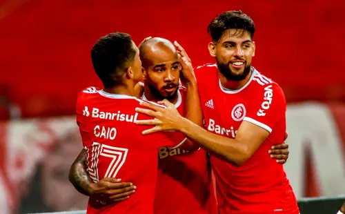 Jogadores do Inter abraçados. Foto: Silvio Avila/Getty Images