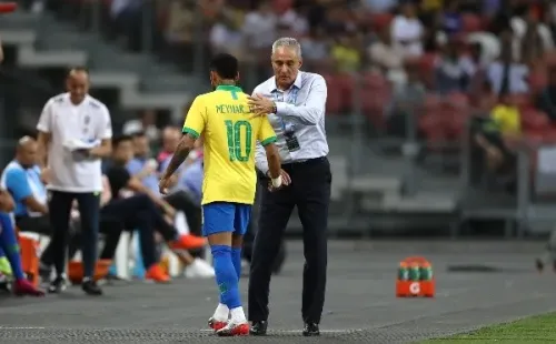 Neymar e Tite em jogo da seleção brasileira. (Foto: Getty Images)
