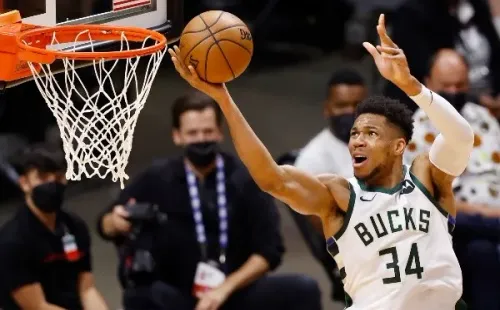 Giannis Antetokounmpo defendendo os Bucks. (Foto: Getty Images)